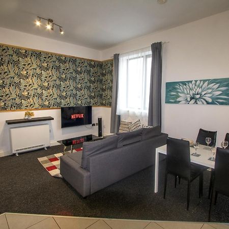 Ideal For Groups - 2 Bedroom Apartment - Free Parking, Transit Links, Close To Stadiums マンチェスター エクステリア 写真